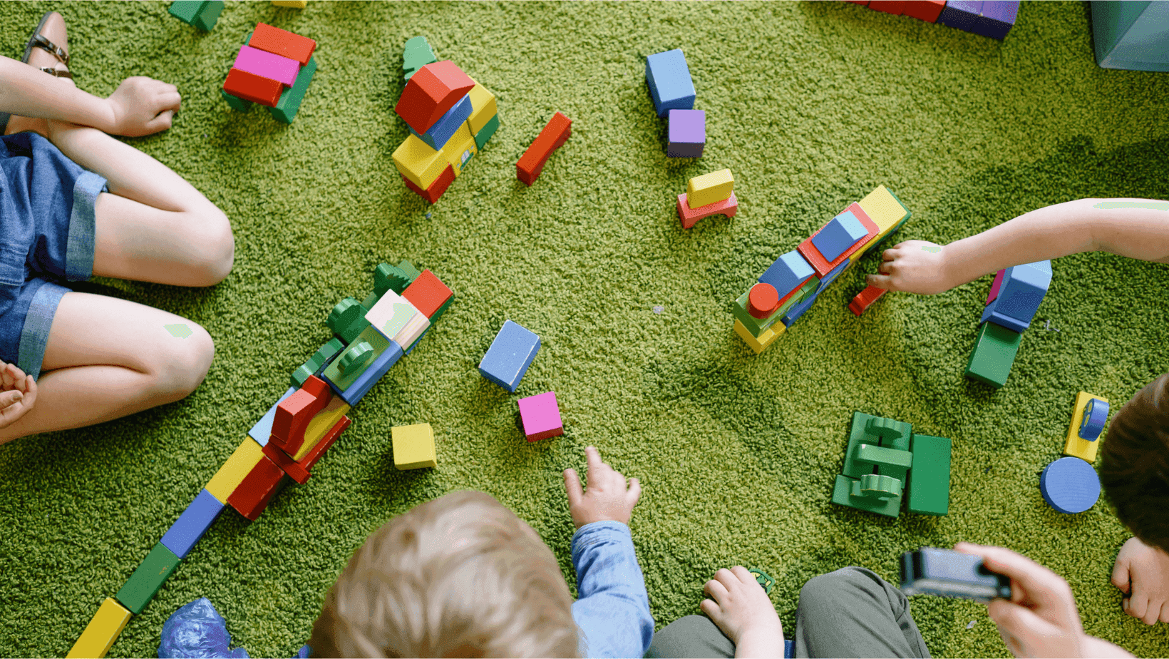 Děti si hraji s kostky.