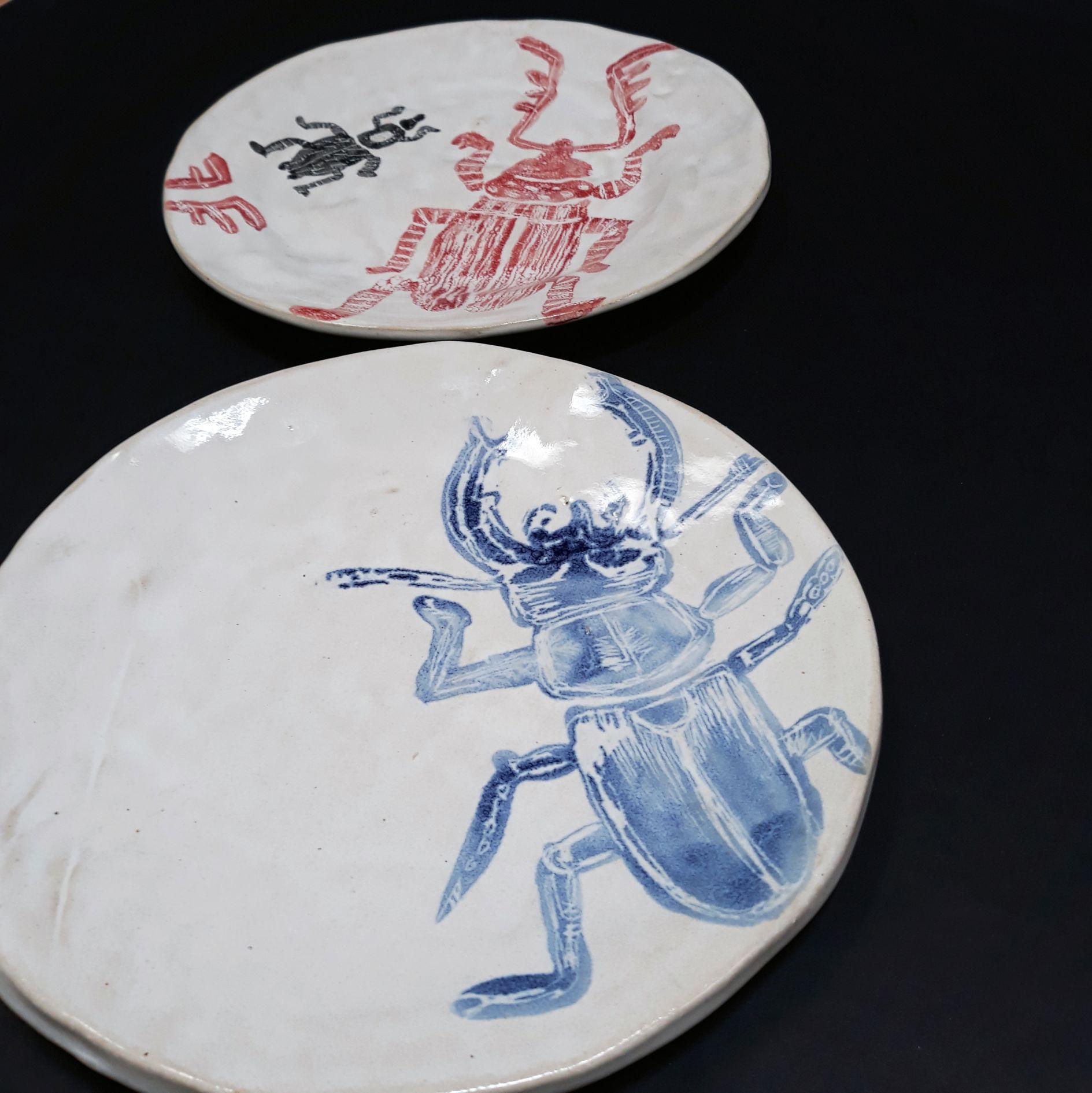 Malovaný keramický talíř