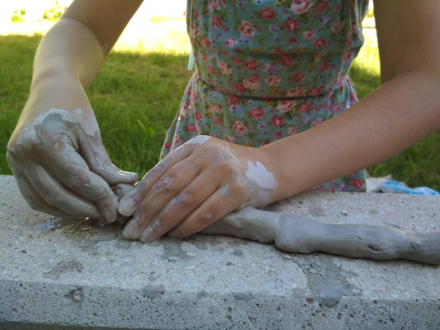 Ruce v hlíně - prožitková keramika pro děti