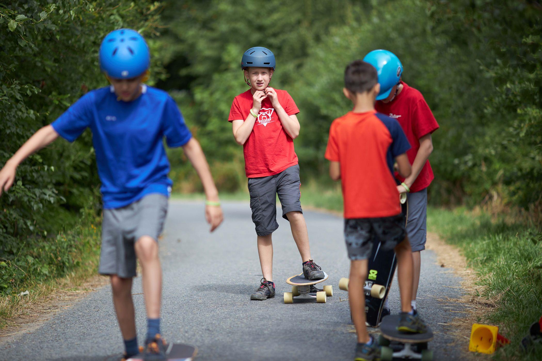 Děti na skateboardu.